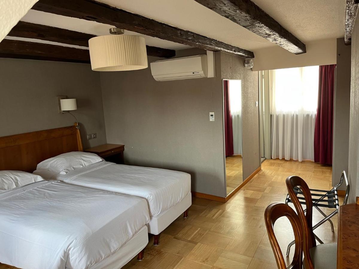 Twin Room,1253355793:JPEG